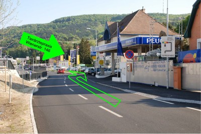 Nach Peugeot rechts in die Johann Nagl-Gasse einbiegen