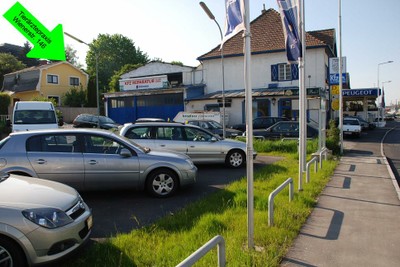 Die Praxis befindet sich zwischen Opel und Peugeot